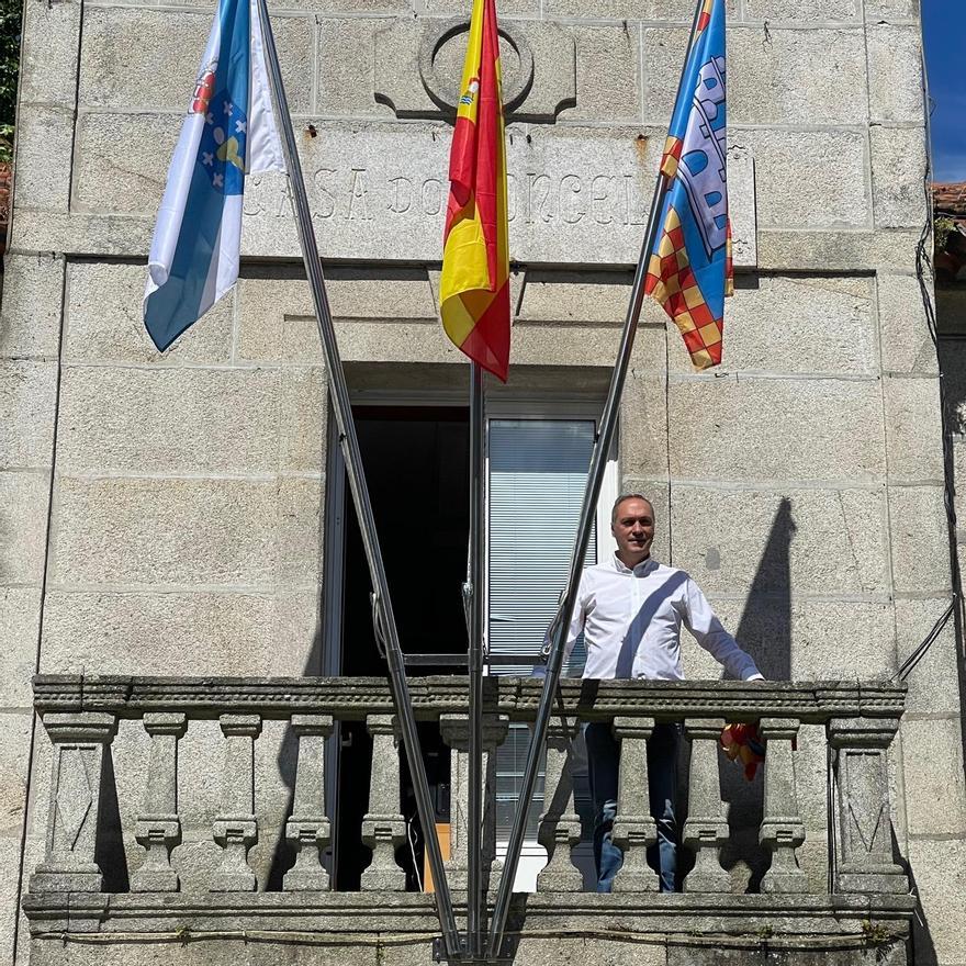 Agustín Reguera, en el balcón del consistorio, junto a la nueva bandera. / FdV