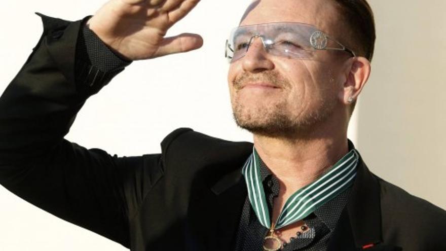 Bono recibe la Legión de Honor de Francia