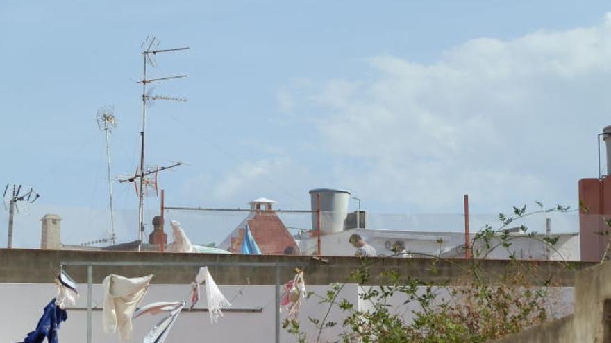 A la izquierda, la chimenea que se desplomó por un lateral en el Mareny de Barraquetes.