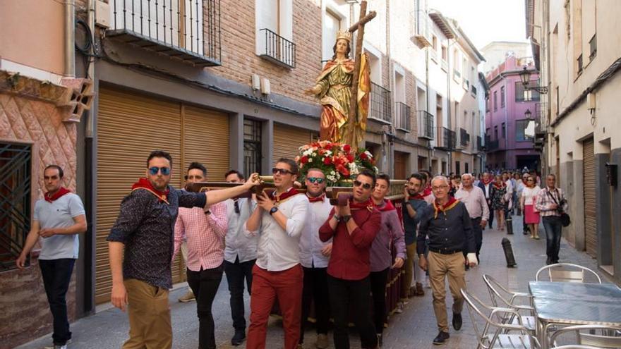 Los vecinos de Caravaca trasladan a Santa Elena hasta la iglesia de El Salvador