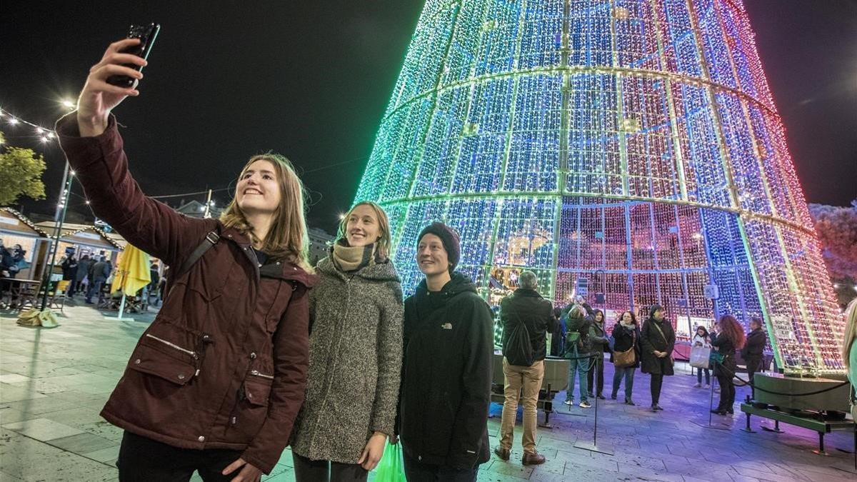 zentauroepp51348169 barcelona 12 12 2019 turistas en la feria de navidad del por191223220108