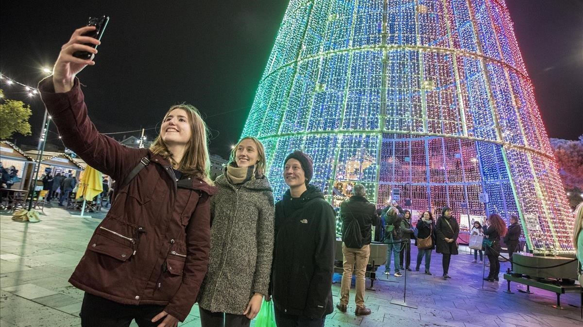 zentauroepp51348169 barcelona 12 12 2019 turistas en la feria de navidad del por191223220108