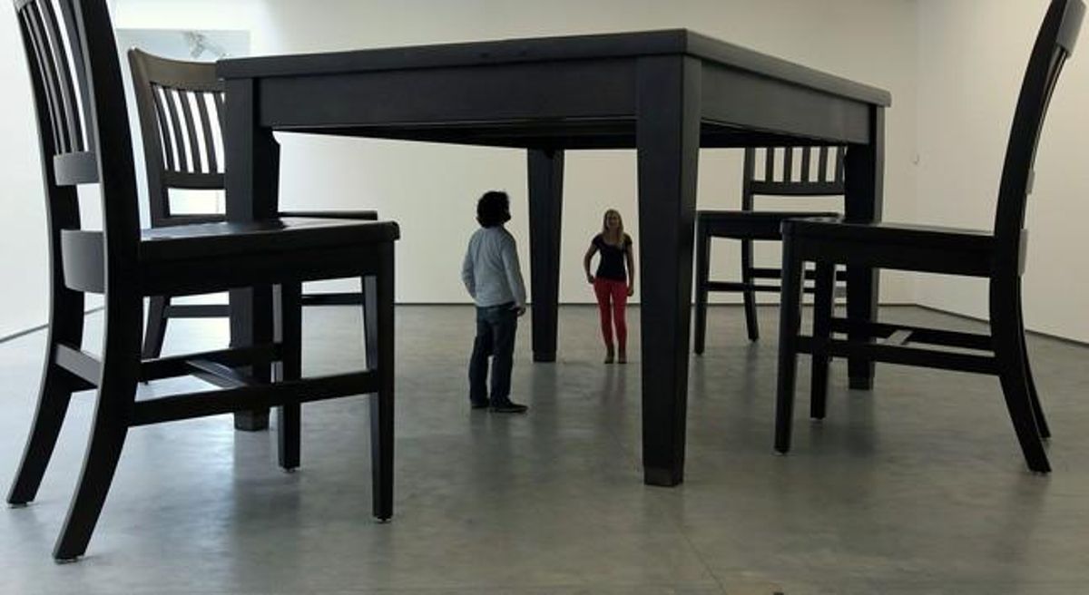Uns visitants observen l’escultura monumental de Robert Therrien al Metropolitan Arts Centre de Belfast, acabat d’inaugurar.