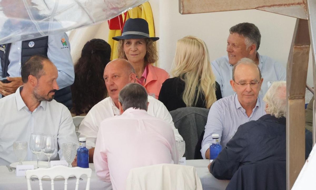 La infanta Elena, con Telmo Martín, en la c ena
