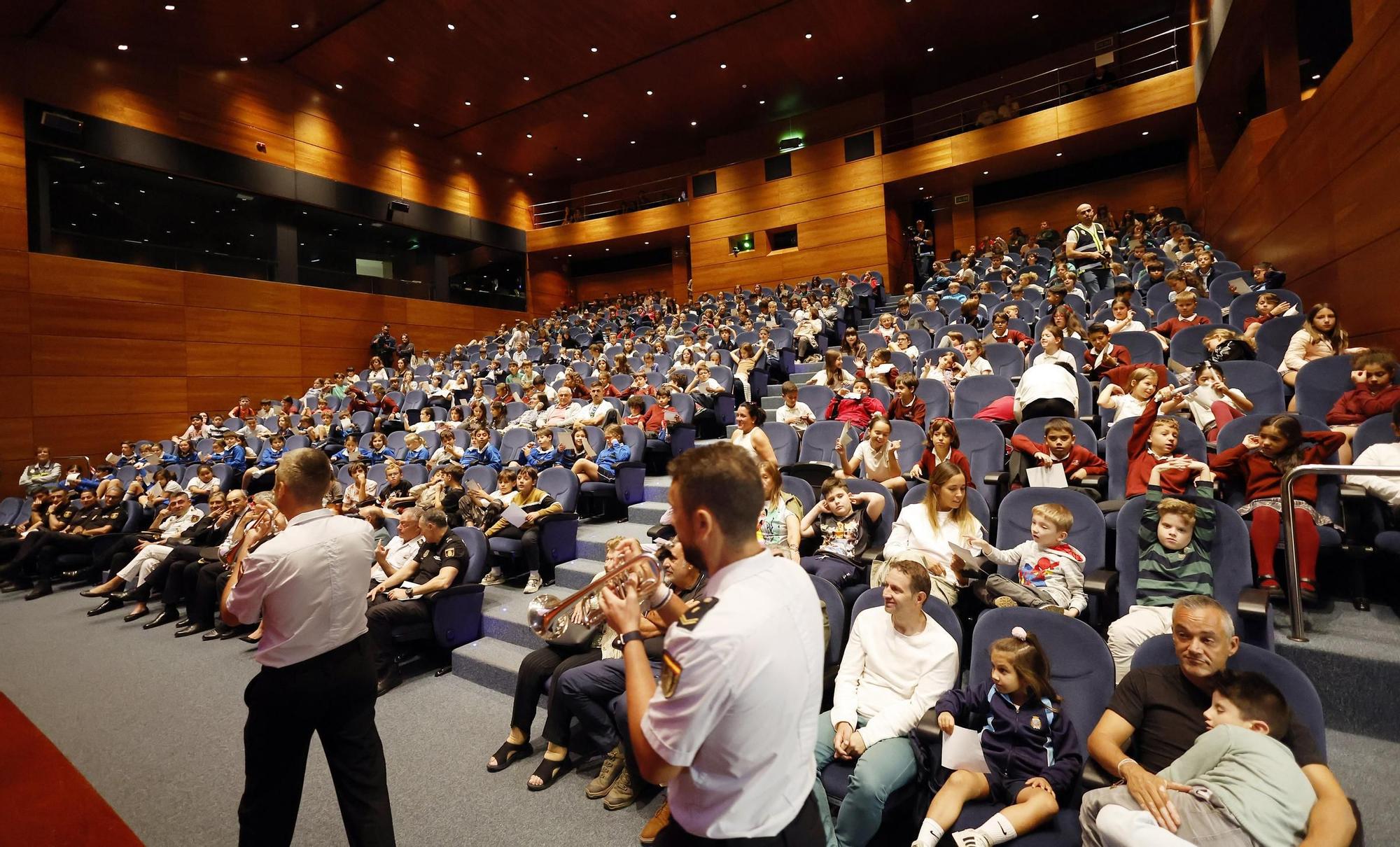 Los perros policía y el robot Sira, protagonistas en la "Exposición de Medios" de la Policía Nacional