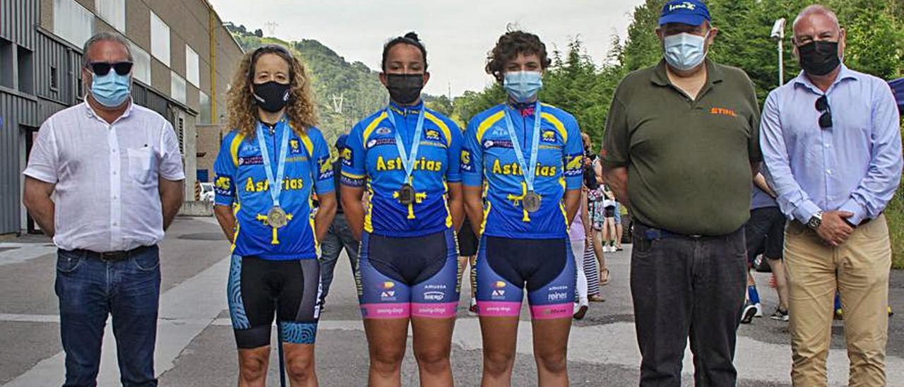 Las ganadoras, con organizadores y patrocinadores.