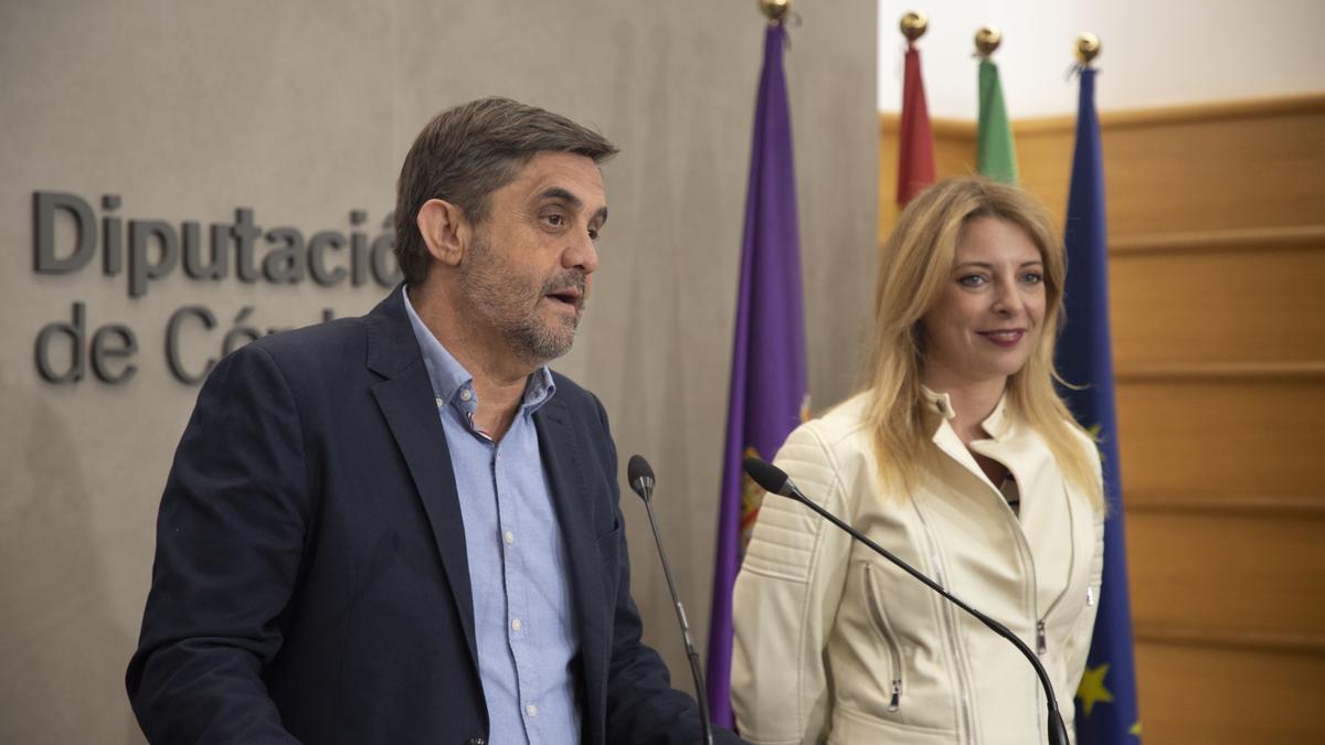 El delegado de Memoria Democrática de la Diputación, Ramón Hernández y la directora Fátima Entrenas presentan el documental 'Voces del Sáhara'.