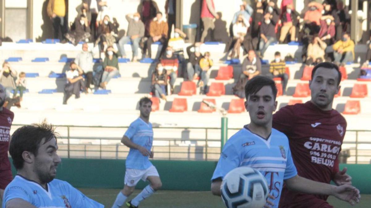 Un futbolista del Moaña trata de controlar el balón. |  // SANTOS ÁLVAREZ