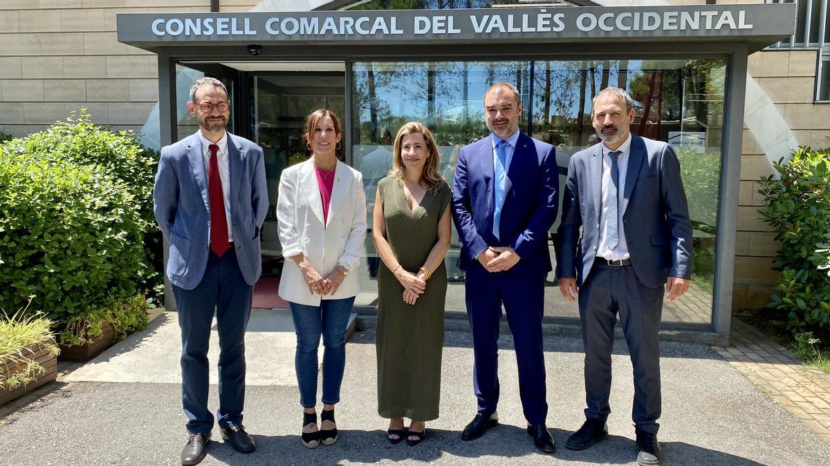 De izquierda a derecha, Ignasi Giménez, alcalde de Castellar del Vallès; Marta Farrés, alcaldesa de Sabadell; la ministra Raquel Sánchez; Jordi Ballart, alcalde de Terrassa, y Xavier Flores, secretario general de Infraestructuras del Gobierno. El Govern, ausente