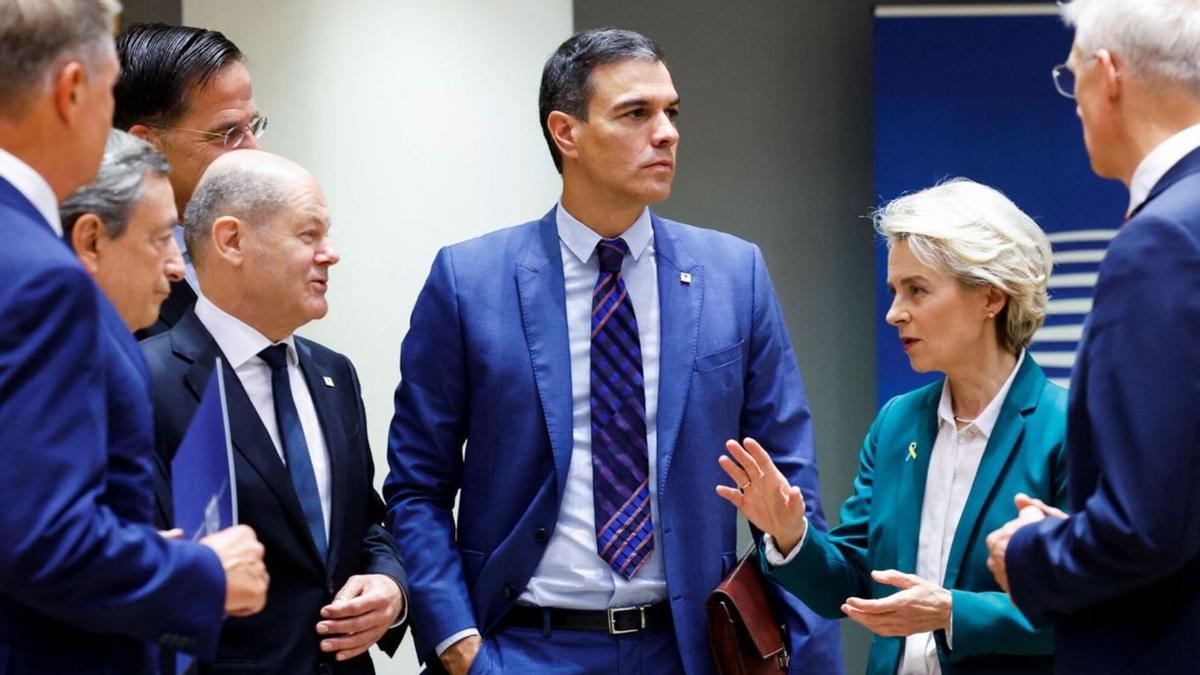 Pedro Sánchez lleva un borrador a la mesa social para redefinir quién lo cobra y con qué requisitos