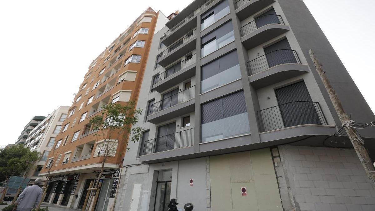 El edificio de la calle Aragó alquila a turistas doce pisos que suman 72 plazas.