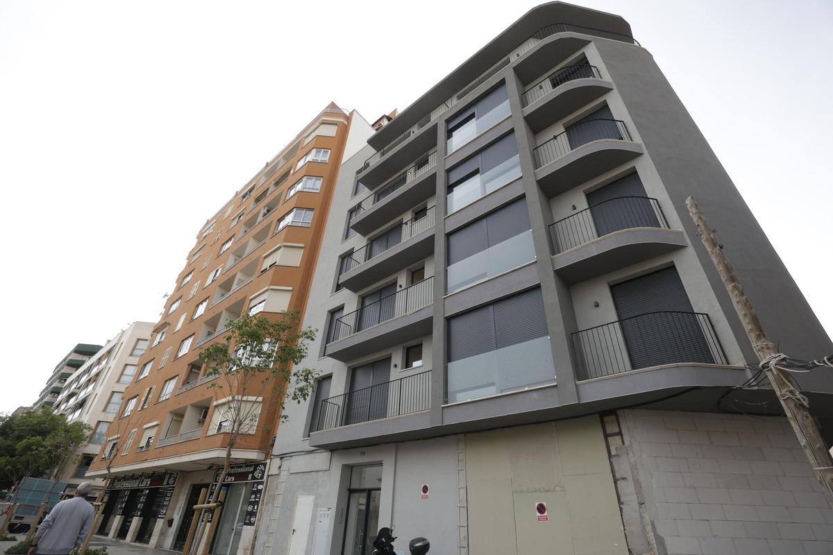 El edificio de la calle Aragó alquila a turistas doce pisos que suman 72 plazas.