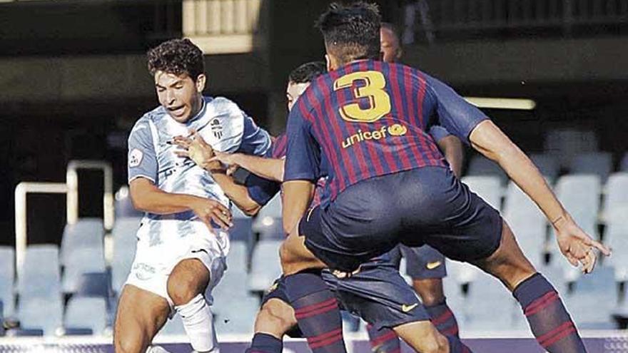 Samuel Shashoua ´Samu´ en uno de sus ataques sobre la defensa del Barcelona B.