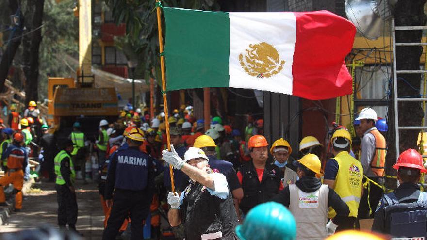 México, con 42 desaparecidos, se acerca tras el seísmo a los 300 muertos