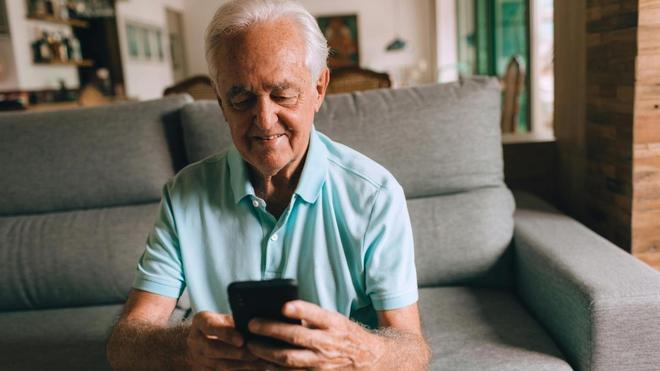 Ni residencia ni vivir solo: este hombre de 84 años sorprende con su solución para envejecer acompañado