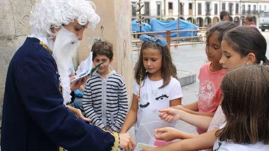 El personaje del poeta Antonio Arango entrega el premio a los niños