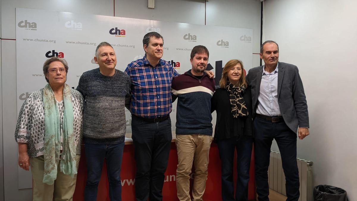 Joaquín Palacín junto a los primeros cinco puestos de la candidatura por Teruel a las autonómicas.