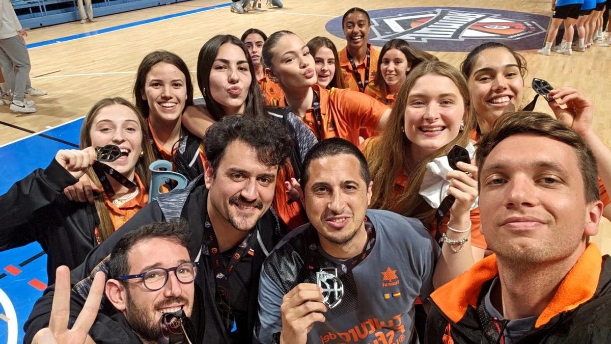 El femenino junior del Valencia Basket después de lograr la plata en el Campeonato de España