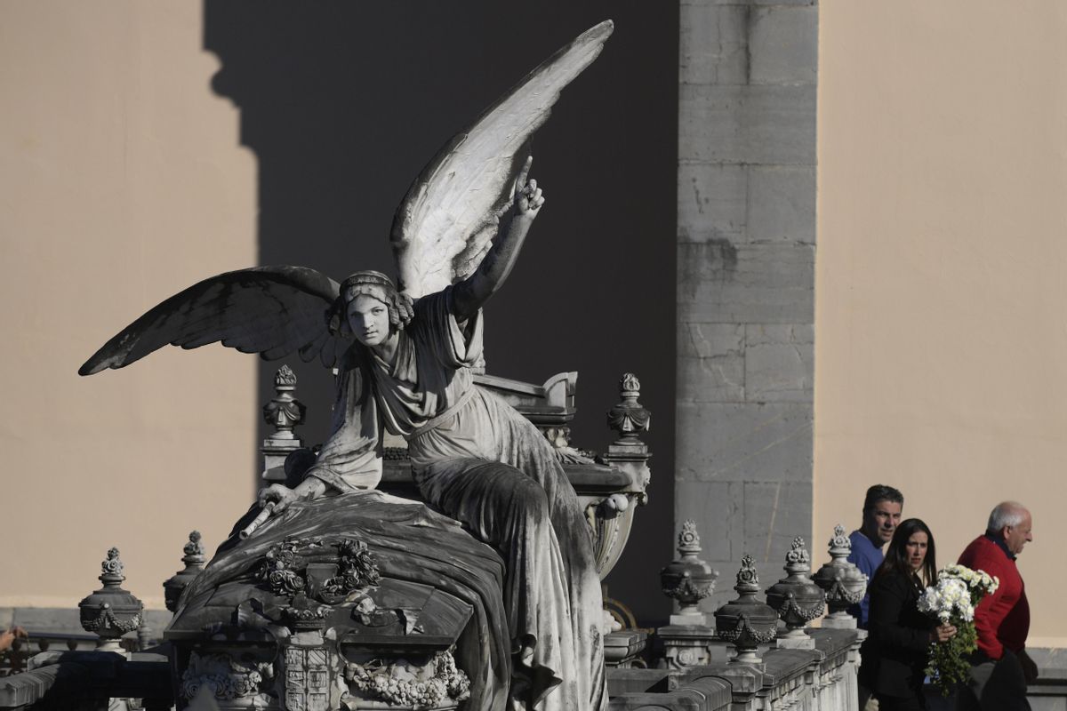 La estatua del ángel de la cripta de la marquesa de San Juan de Nieva, en La Carriona.