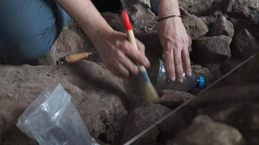Los trabajos de excavación en la Cova Foradà de Oliva son lentos y minuciosos.