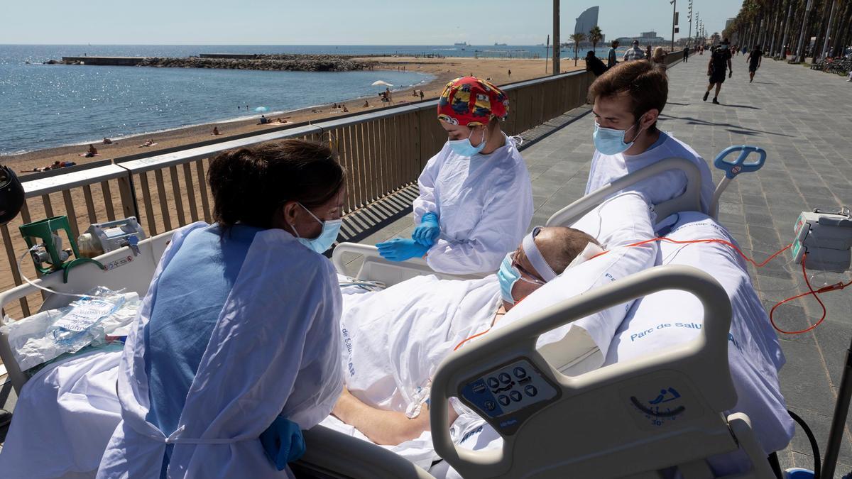 Barcelona 04/09/2020 Francisco España , paciente de 60 años ingresado en la UCI del Hospital del Mar durante 52 días , ha superado el coronavirus Covid-19. Hoy lo han sacado del hospital para ver el mar durante 15 minutos . Foto Ferran Nadeu