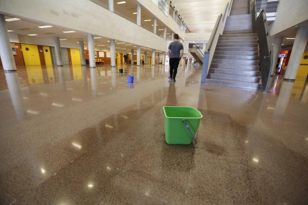 Una de las múltiples goteras en el edificio