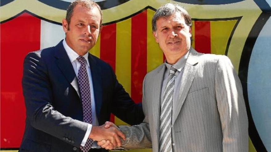 El president del FC Barcelona dóna la mà al nou entrenador del primer equip blaugrana, Gerardo el Tata Martino, abans de la presentació oficial d&#039;ahir.