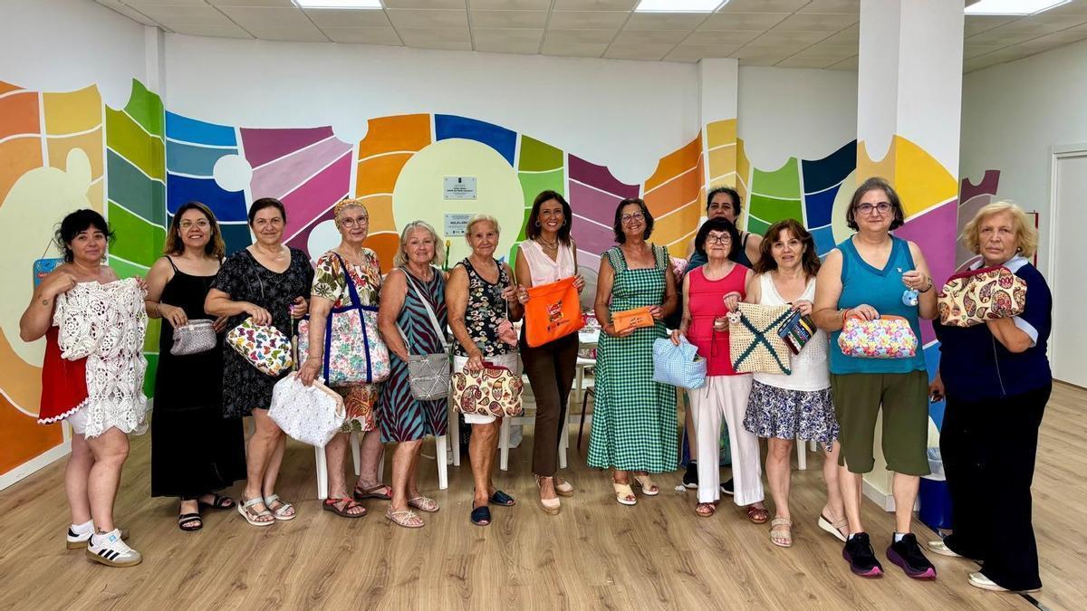 La alcaldesa de Almassora, María Tormo, y la concejala de Bienestar Social, Eugenia Martinavarro, con las participantes del programa 'Verano Activo'.