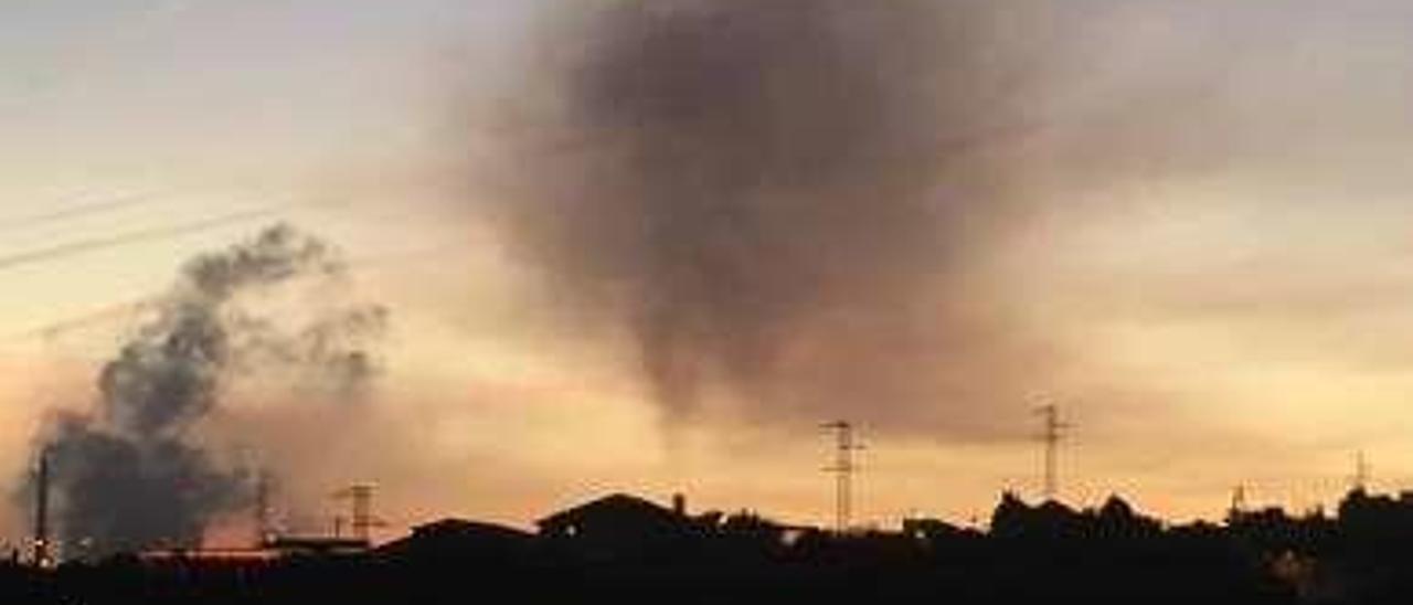 Una nube de contaminación en Gijón.