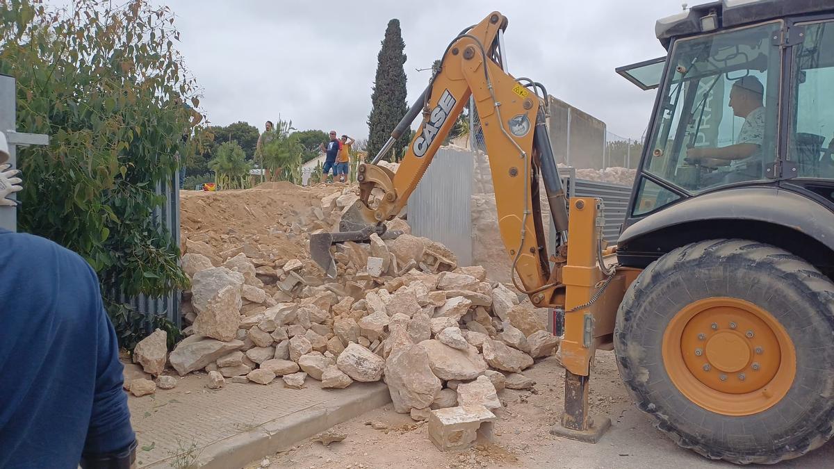 La Policía Local y la Guardia Civil detienen a las dueñas de la casa Langostina cuando itentaban evitar la ocupación de una parcela