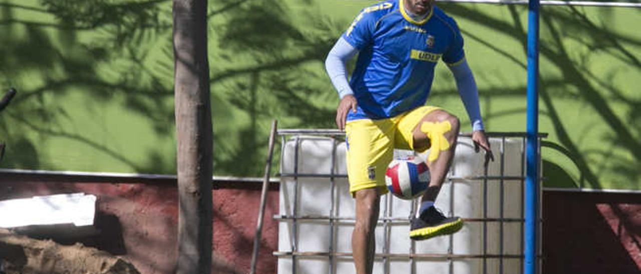 Aythami Artiles hace ejercicios de recuperación en Barranco Seco en un entrenamiento de la semana pasada.