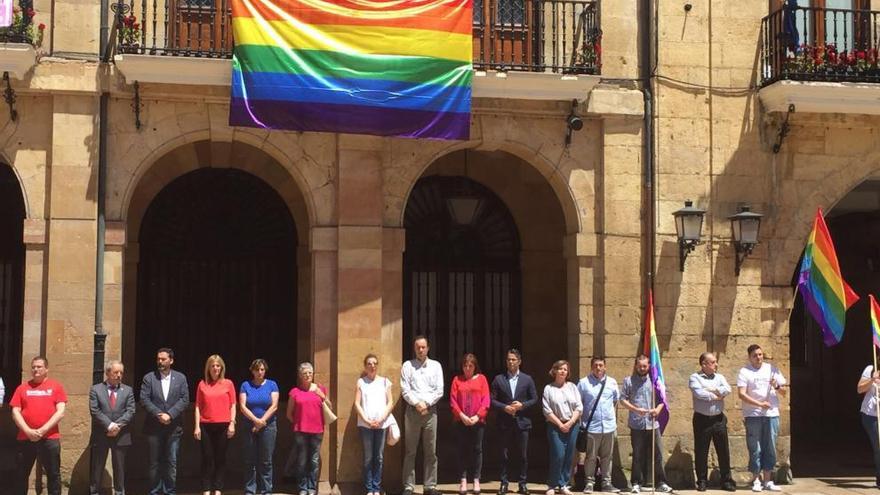 El Ayuntamiento guarda un minuto de silencio por las víctimas de Orlando