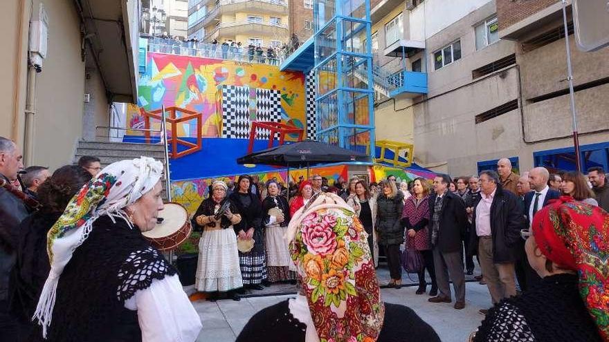 Caballero y su equipo durante la interpretación musical con la que se inauguró el ascensor. // FdV