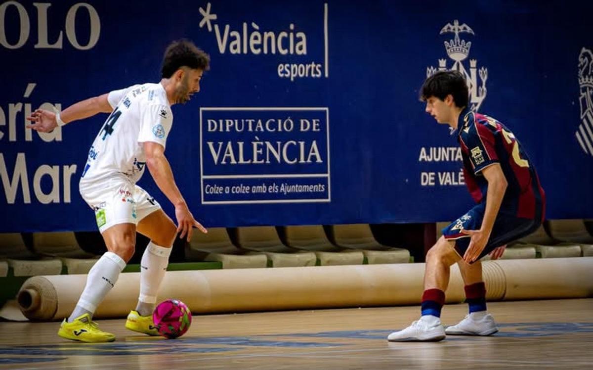 Pablo Ibarra encara a un rival.