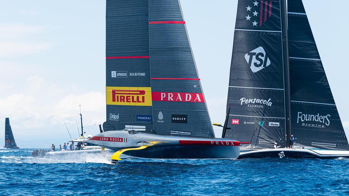 El AC75 de los italianos (Luna Rossa Prada Pirelli) y los americanos (American Magic) de la Copa América de vela entrenan en Barcelona a finales de junio.