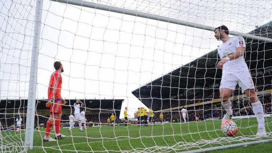Los jugadores del modesto Oxford United, en el centro de la imagen, se abrazan para festejar el gol que les clasificó y apeó al Swansea.