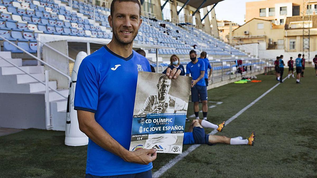 Berna Ballester sostiene el cartel con su imagen del partido ante el Jove Español, ayer. | PERALES IBORRA