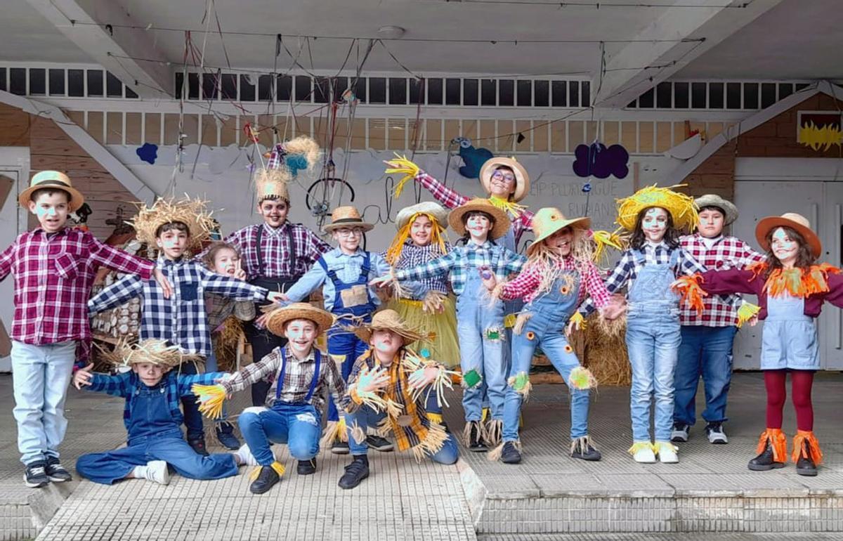 Niños de Rubiáns, ataviados de espantapájaros. | FDV