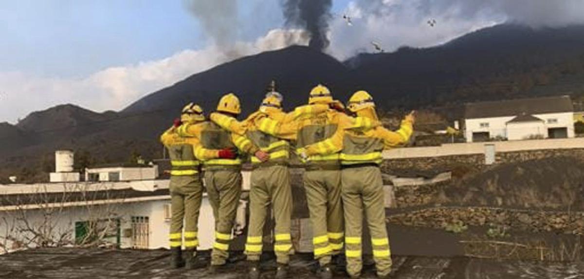 Cinco integrantes de Sin Suela observan la erupción del Tajogaite.