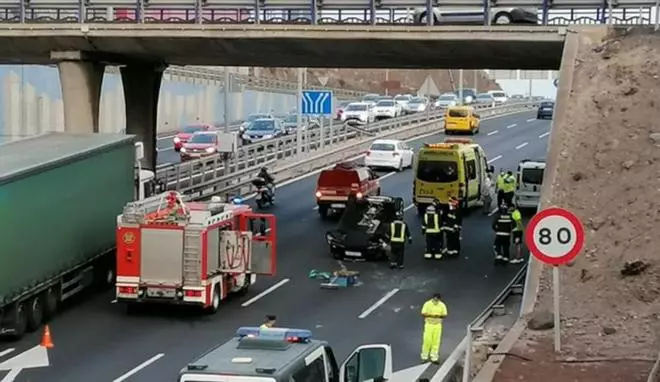 Vuelco de un vehículo en la Circunvalación, a la altura de Siete Palmas
