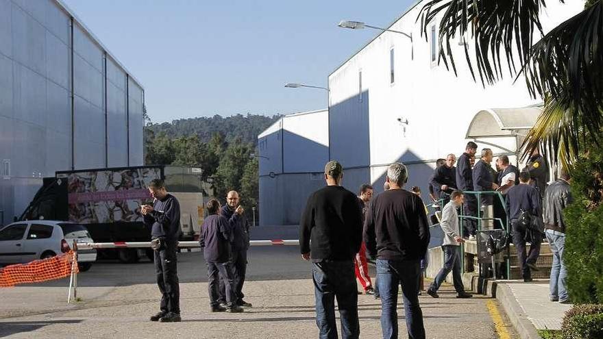 Trabajadores de Pórtico, en una de las asambleas celebradas en las instalaciones de Mos.  // Jorge Santomé