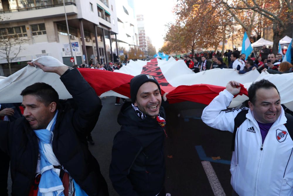 Las aficiones de River y Boca llenan Madrid