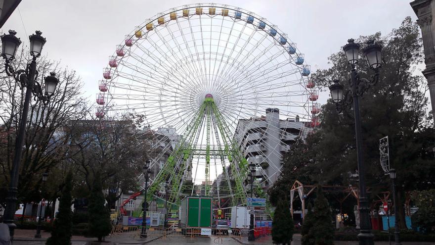 La noria de la Navidad de Vigo, en Plaza de Compostela. // Ricardo Grobas