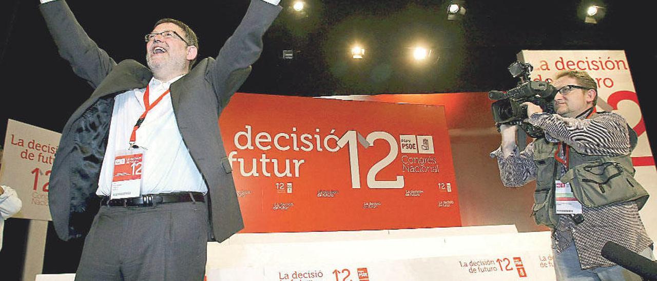 Puig celebra su victoria en congreso del PSPV, en Alicante, el 31 de marzo de 2012.