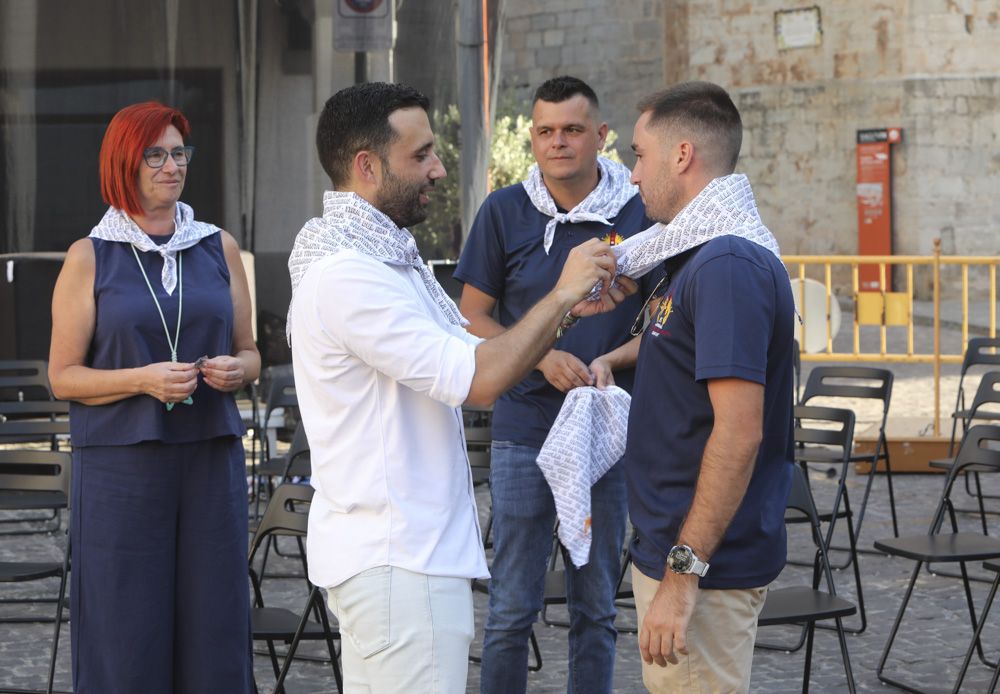 Fiestas de Sagunt. Pregón De Vicente Vayá y puesta del pañuelo de las peñas.