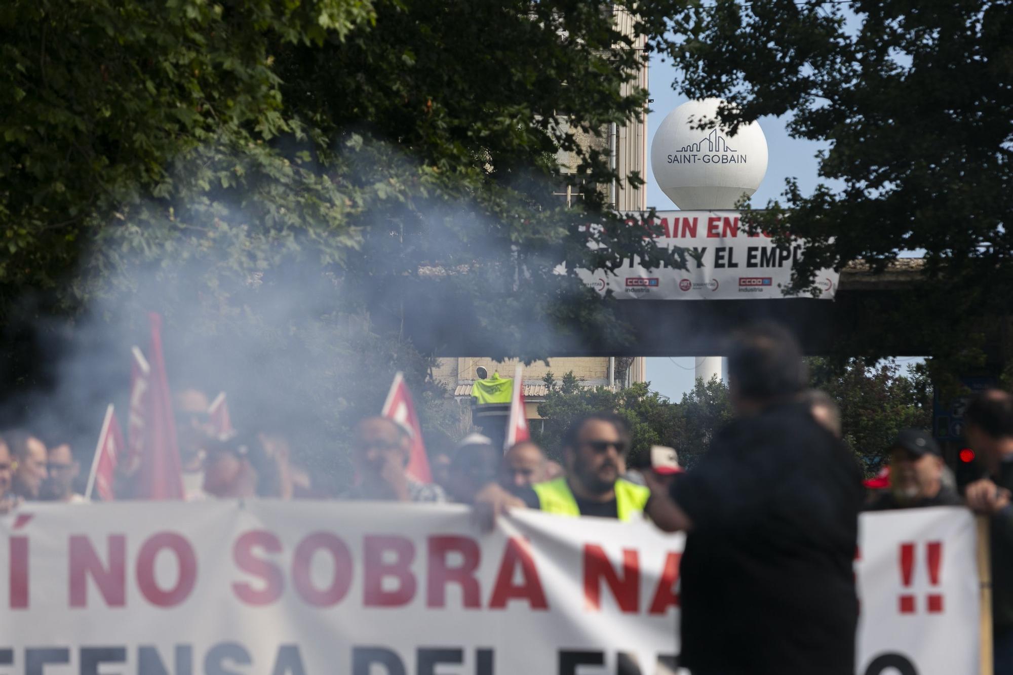 Los trabajadores de Saint-Gobain salen a la calle para frenar los despidos en Avilés