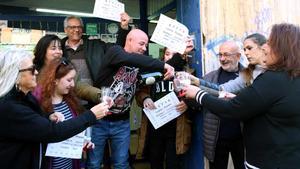 Celebrando el cuarto premio, parte del cual se ha ido a la administración 21 de Badalona.