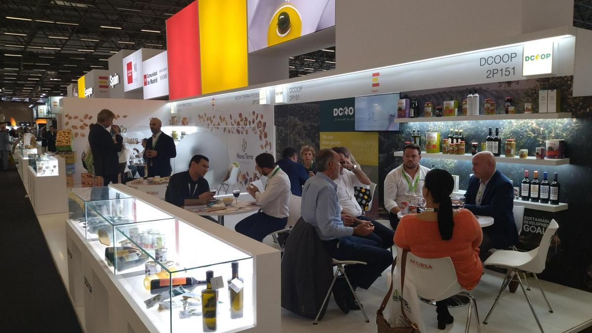 Estand de Dcoop en una feria agroalimentaria internacional.