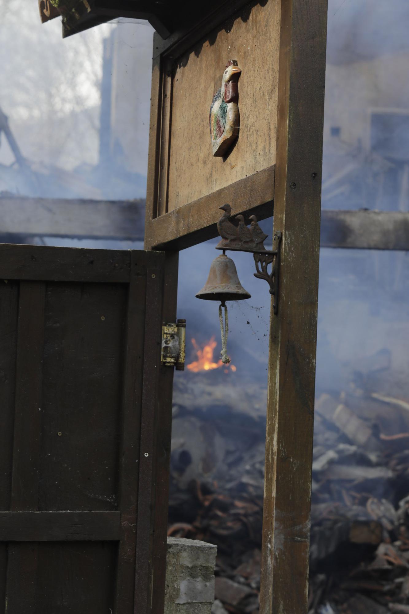 EN IMÁGENES: Las impresionantes fotografías del incendio de la casa de Piloña donde murió una mujer