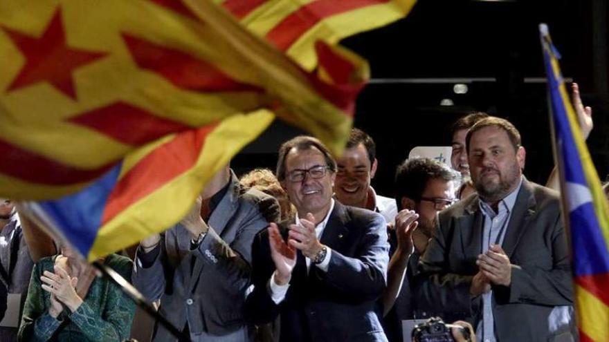 Artur Mas y Oriol Junqueras, anoche, tras la valoración del resultado electoral. // Efe